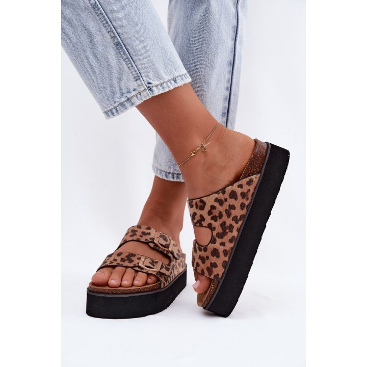 Moteriškos lakinės platforminės šlepetės su auksinėmis sagtelėmis Lee Cooper LCW-26-35-4459L, juodos