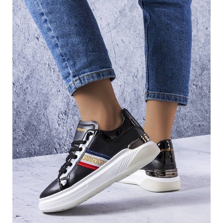 Juodi batai su lakuotais įdėklais Annot