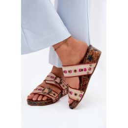 Odinės basutės su dekoratyvinėmis sagtimis Step in style