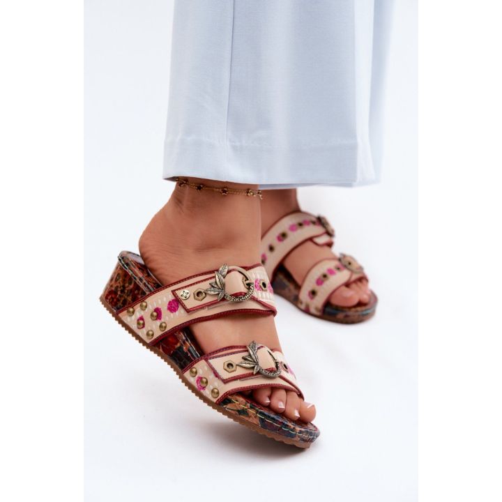 Odinės basutės su dekoratyvinėmis sagtimis Step in style