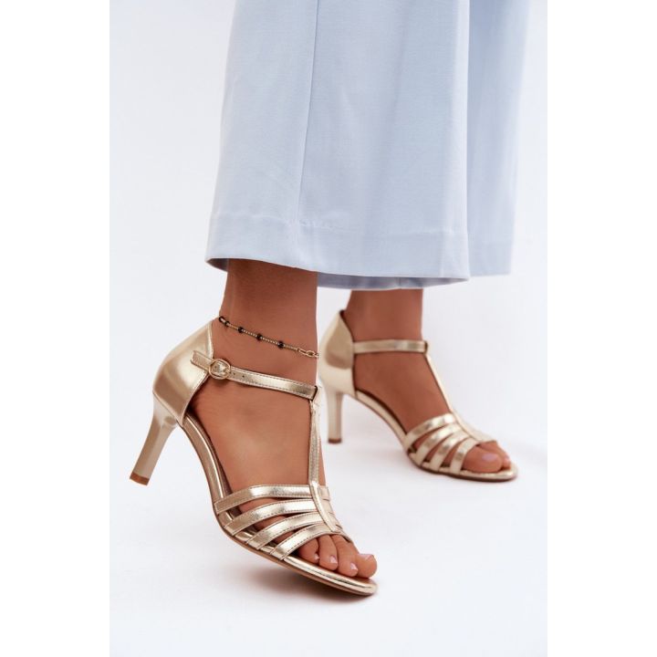 Aukštakulnės basutės su aukso spalvos apdaila Step in style
