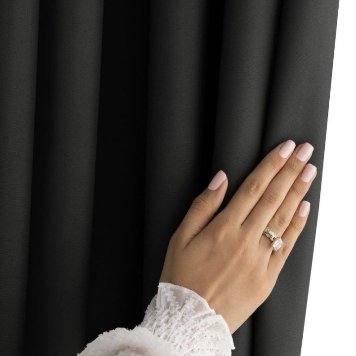 Juoda užuolaida su kilpomis CARLI AmeliaHome 200 × 250 cm