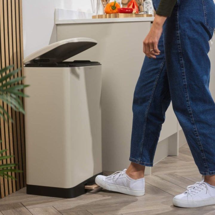 Salter Pebble 50 l pedalinė šiukšliadėžė, smėlio spalvos