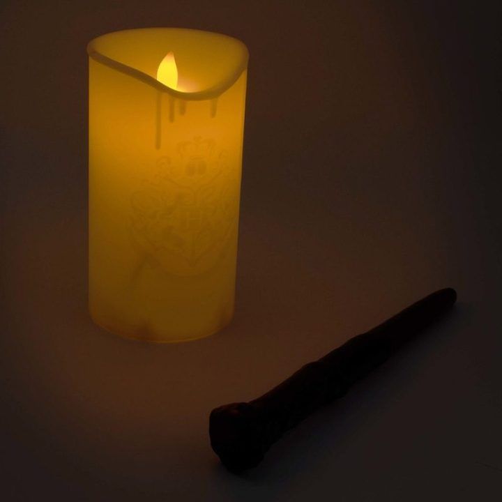 Paladone Harry Potter žvakės formos šviesa su lazdelės pultu