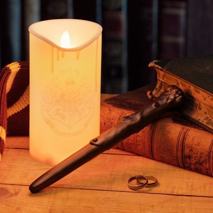 Paladone Harry Potter žvakės formos šviesa su lazdelės pultu