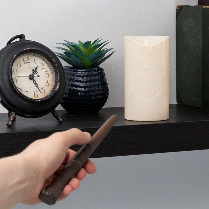 Paladone Harry Potter žvakės formos šviesa su lazdelės pultu
