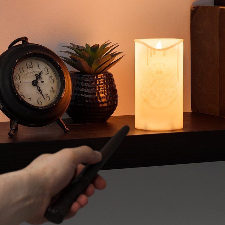 Paladone Harry Potter žvakės formos šviesa su lazdelės pultu