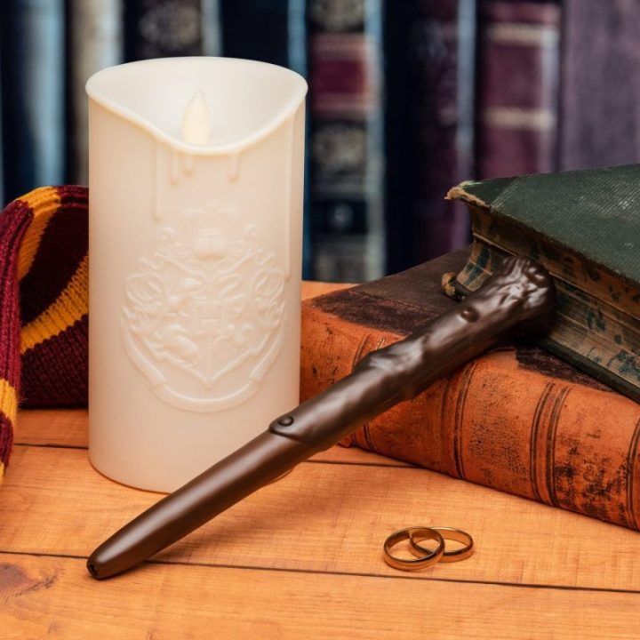Paladone Harry Potter žvakės formos šviesa su lazdelės pultu