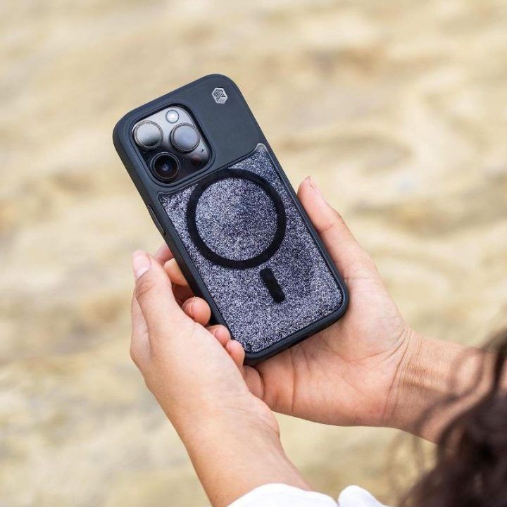 Dėklas iPhone 15 STM Relax Sand MagSafe, juodas