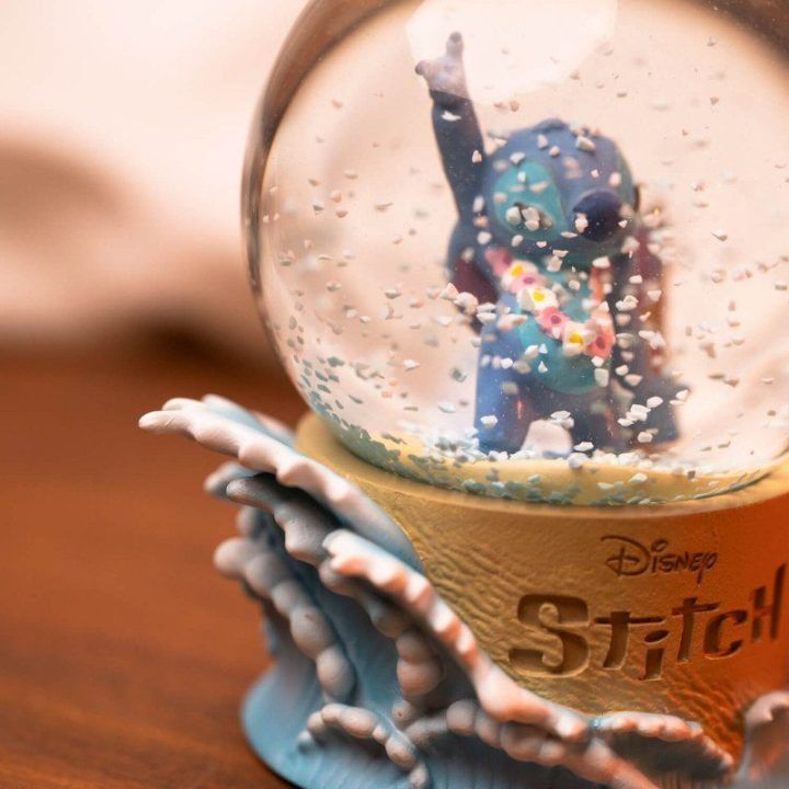 „Disney Stitch“ stiklinis sniego rutulys su dovanų dėžute