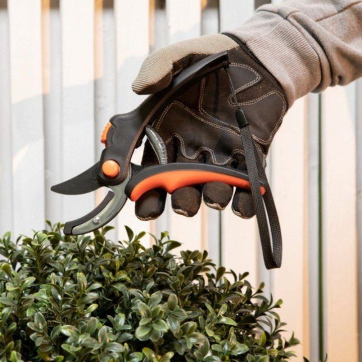 Sodo sekatorius BLACK+DECKER, 20 cm