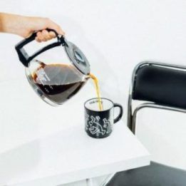 Keith Haring keraminių puodelių rinkinys su laikikliu, 300 ml