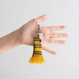 Harry Potter Hufflepuff raktų pakabukas su šaliku
