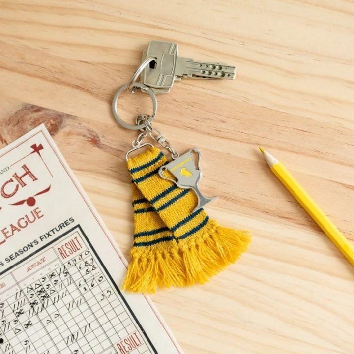 Harry Potter Hufflepuff raktų pakabukas su šaliku