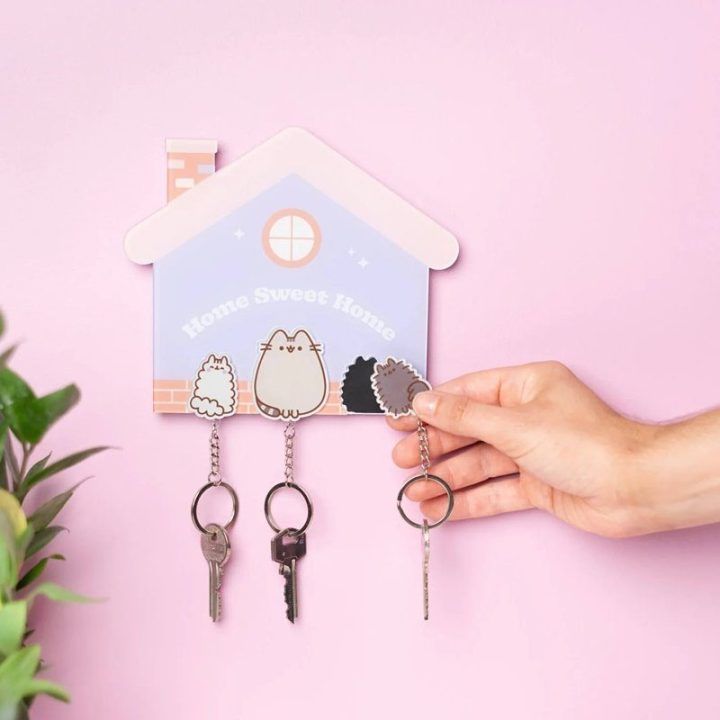 Pusheen magnetinė raktų kabykla su 3 pakabukais