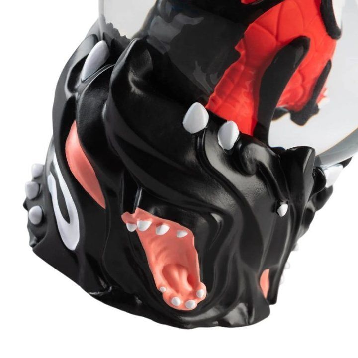 Spider-Man ir Venom stiklinis sniego rutulys su dovanų dėžute