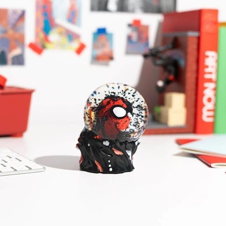 Spider-Man ir Venom stiklinis sniego rutulys su dovanų dėžute