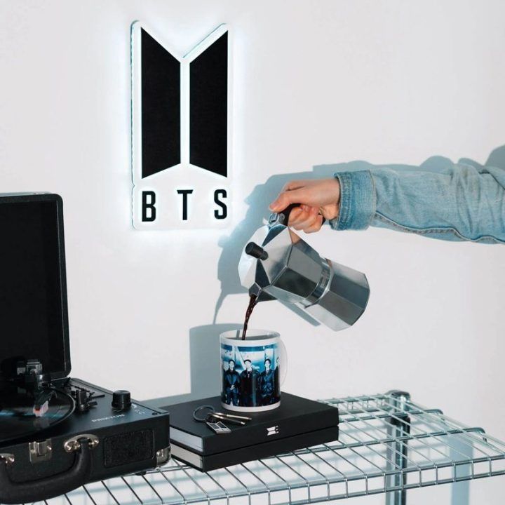 BTS balta keraminė puodelė su dėžute, 350 ml
