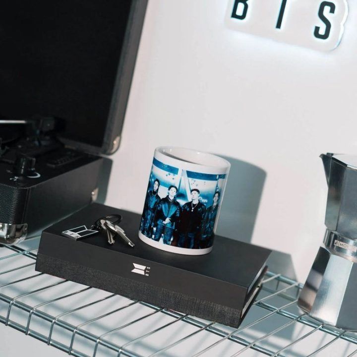 BTS balta keraminė puodelė su dėžute, 350 ml