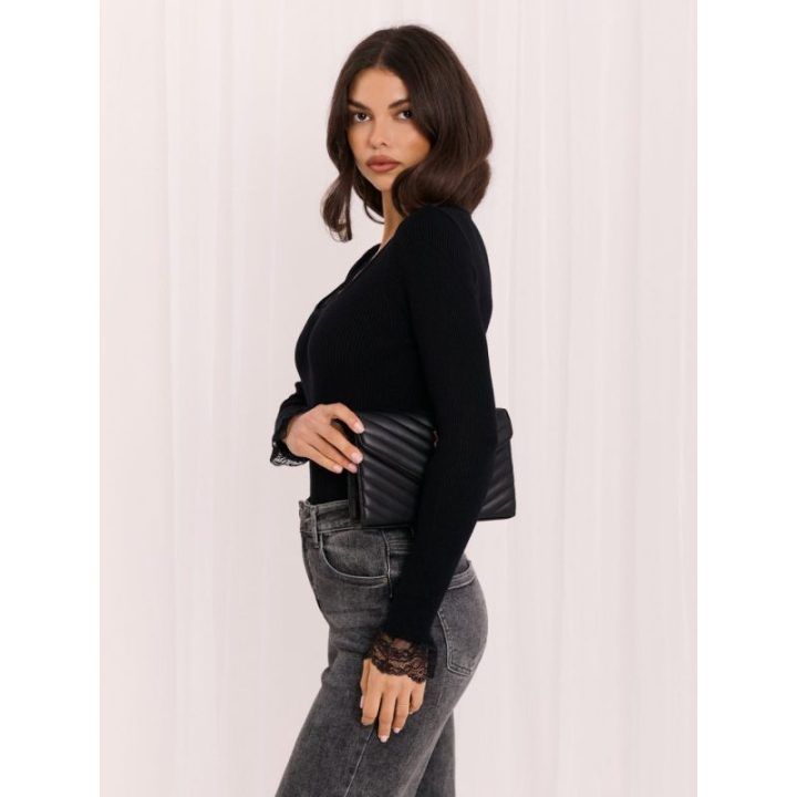 Juodas megztinis su nėrinių detalėmis