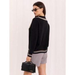 Juodas oversize megztinis su kontrastinėmis juostelėmis