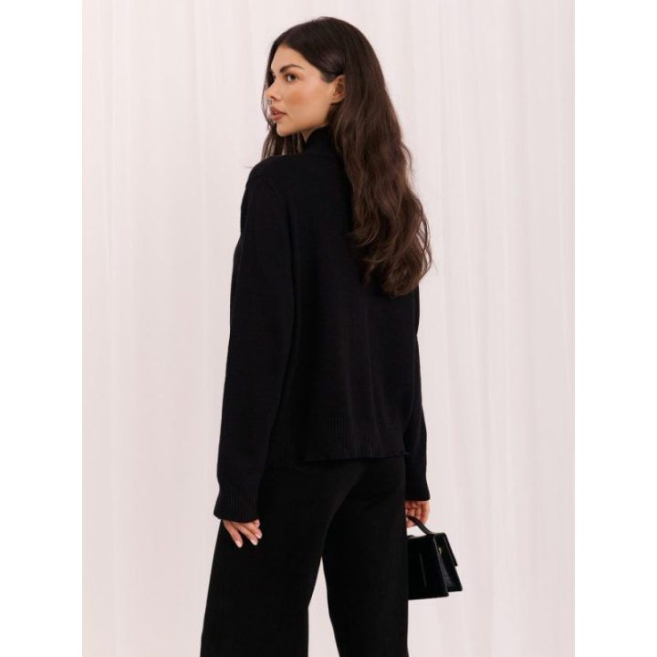 Juodas susegamas megztinis su kontrastine apdaila ir kišenėle