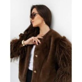 Ruda moteriška striukė su kailio imitacijos detalėmis