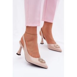 Aukštakulnės basutės su dekoratyvine sagtimi Step in style
