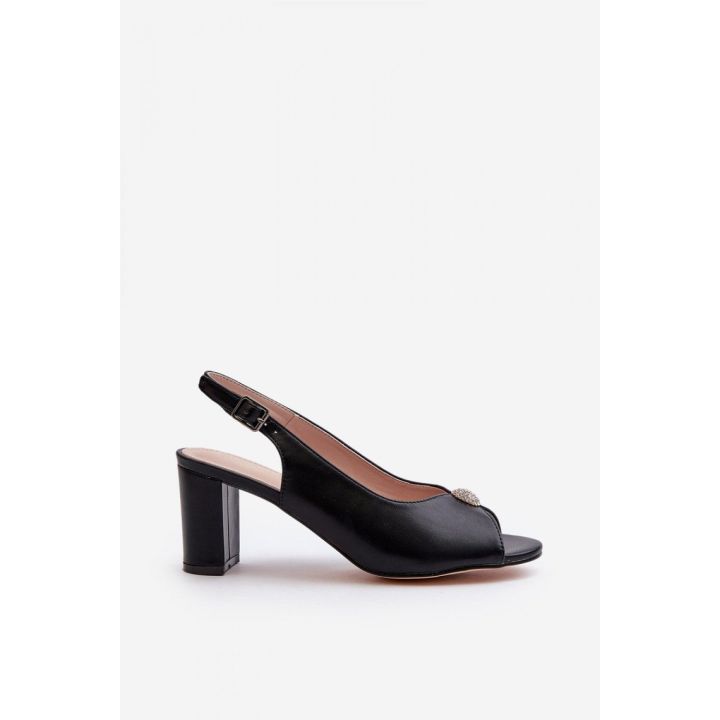 Juodos basutės su kulnu ir dekoratyvine sagtimi Step in style