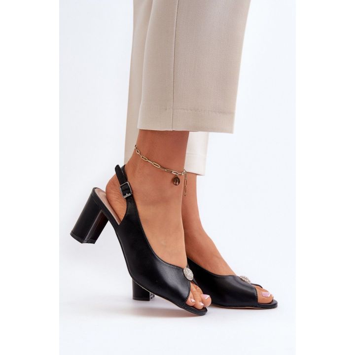 Juodos basutės su kulnu ir dekoratyvine sagtimi Step in style
