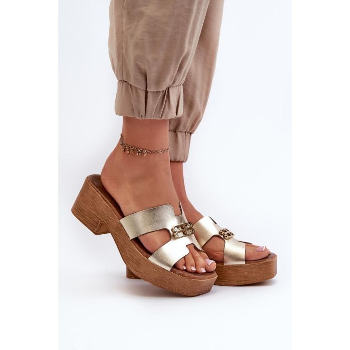Aukso spalvos basutės su kulnu Step in style