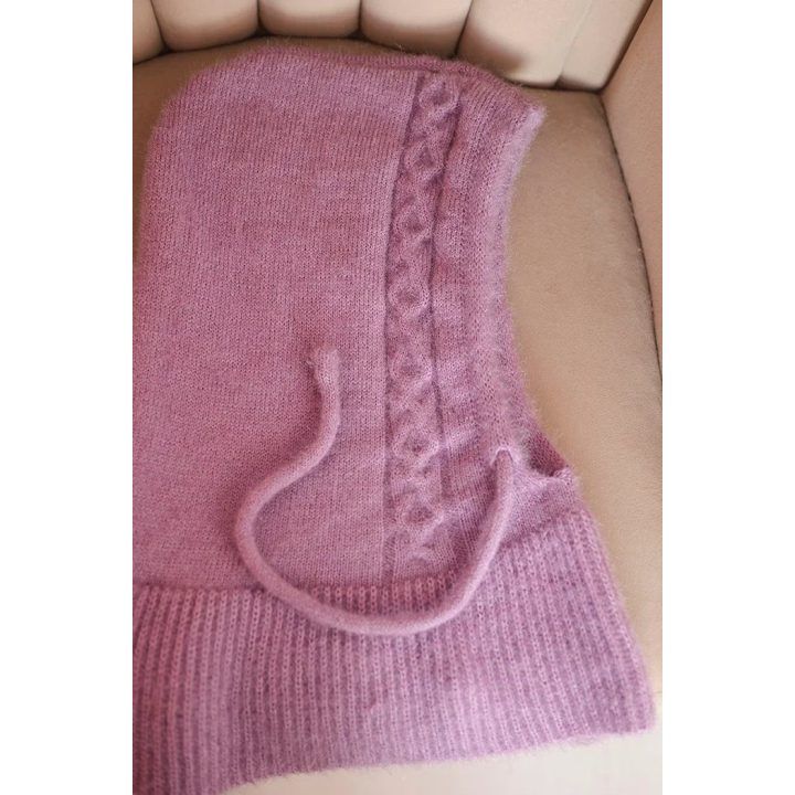 Moteriška kepurė su gobtuvu ir pynių raštu, šviesiai violetinės spalvos