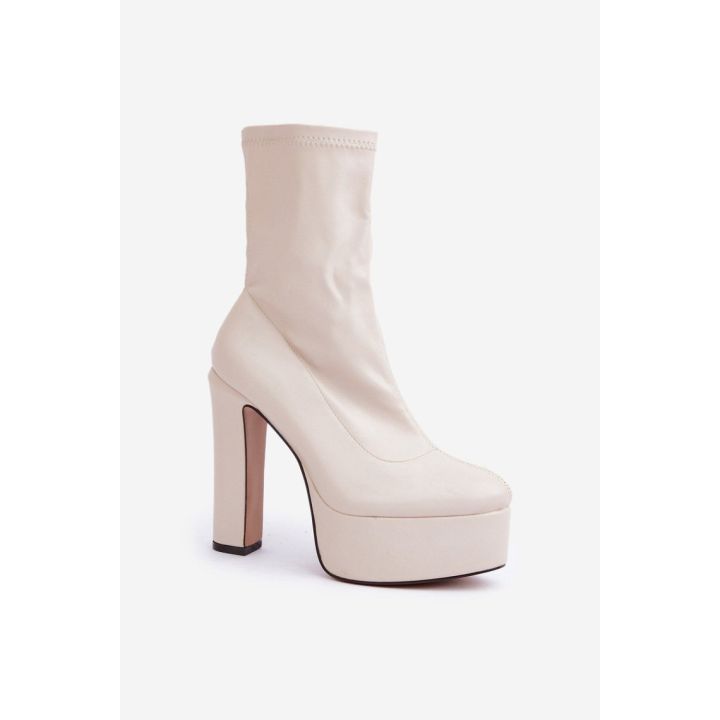 Kreminės spalvos aulinukai su kulnu Step in style