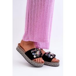 Juodos platforminės moteriškos šlepetės su dekoratyvinėmis detalėmis Step in style