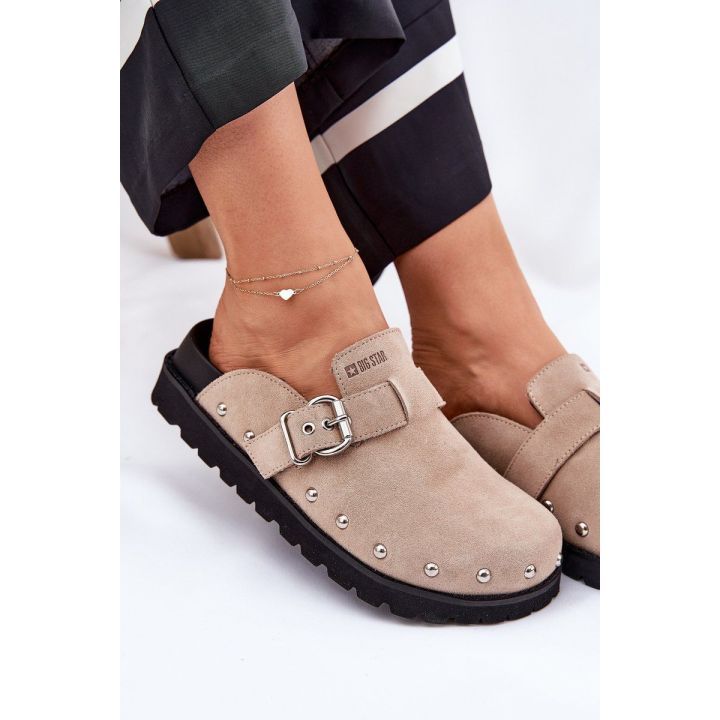 Moteriškos klumpės su sagtimi ir kniedėmis, smėlio spalvos