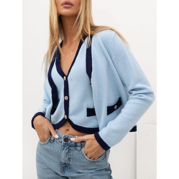 Šviesiai mėlynas susegamas megztinis su tamsiai mėlynais apsiuvais