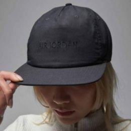 Air Jordan reguliuojama kepurė su snapeliu, juoda