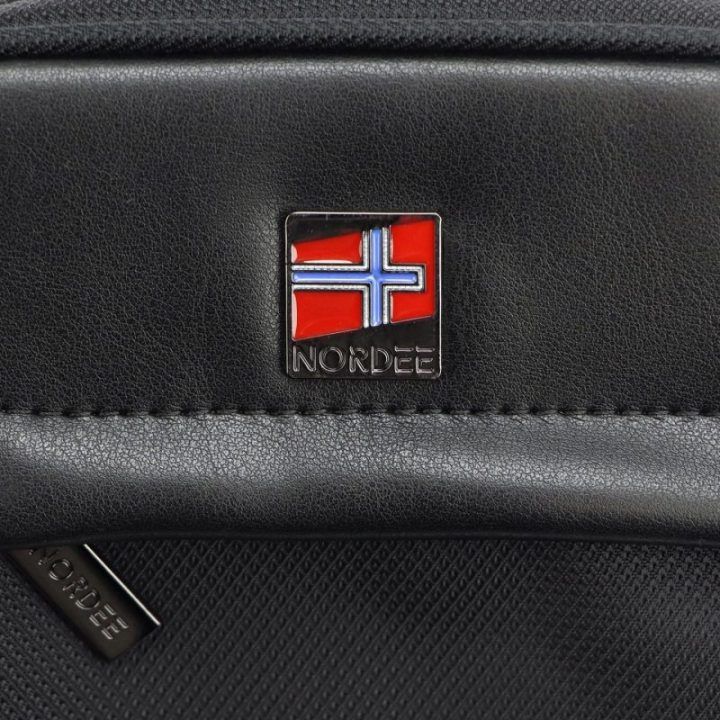 Rankinukas per petį Nordee – juoda