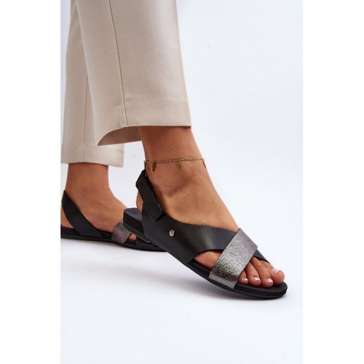 Odiniai sandalai su velcro juoda
