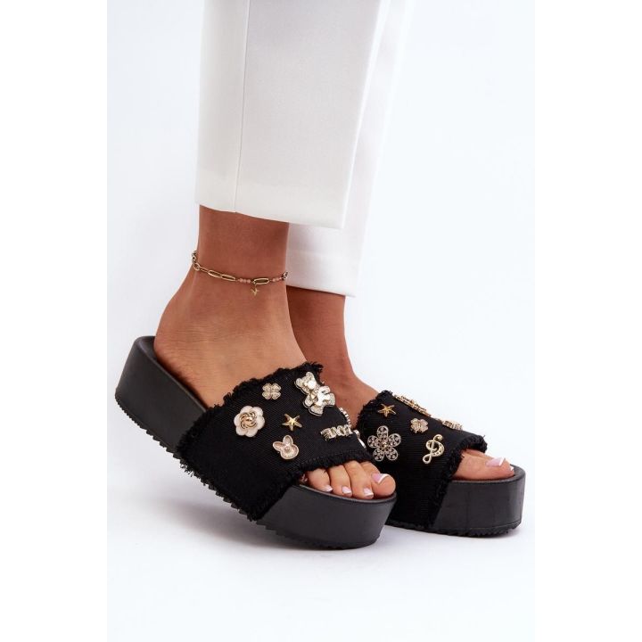 Juodos platforminės šlepetės su dekoratyvinėmis detalėmis Step in style