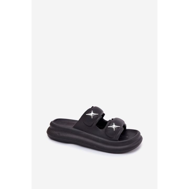 Juodos platforminės šlepetės su dekoratyvinėmis detalėmis Step in style