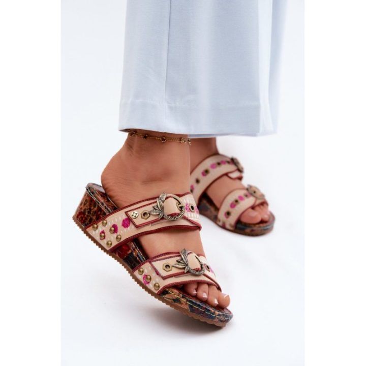 Odinės basutės su dekoratyvinėmis sagtimis Step in style
