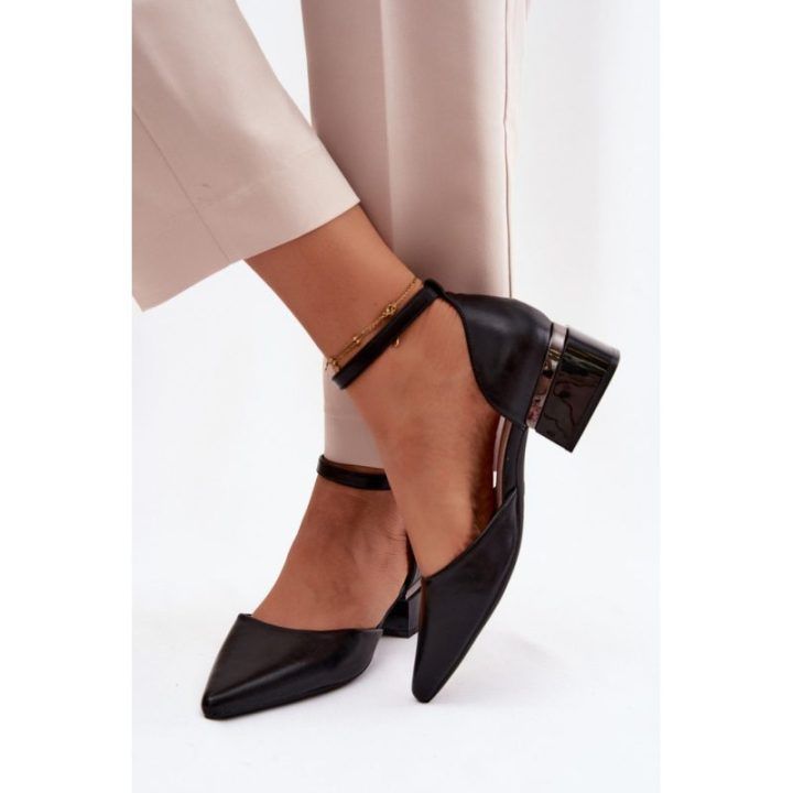 Juodi aukštakulniai bateliai su dirželiu Step in style