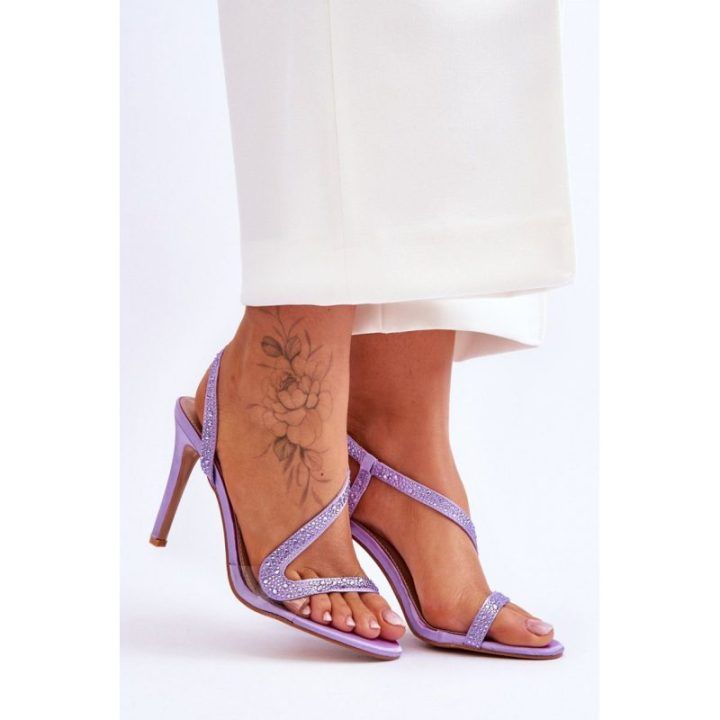 Alyvinės basutės su kulnu ir blizgiomis detalėmis Step in style