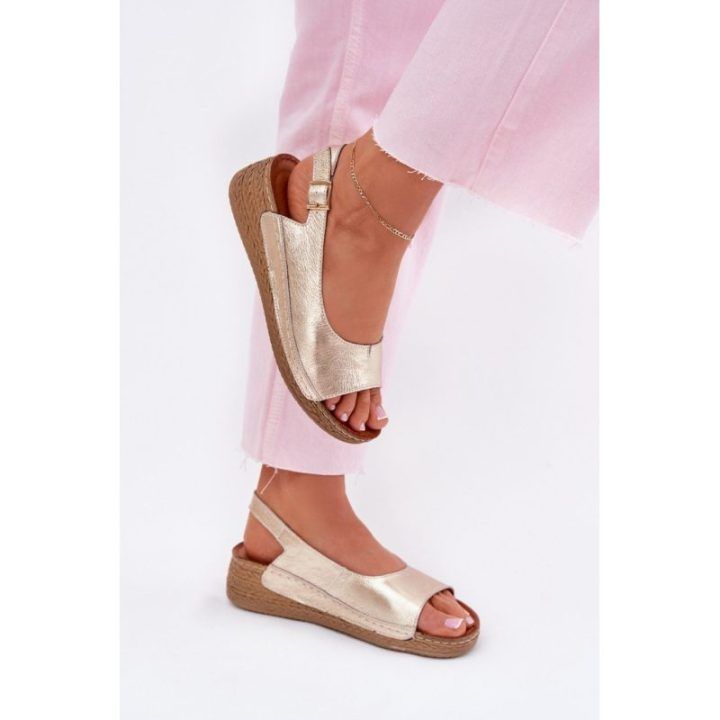 Aukso spalvos basutės su kulnu Step in style