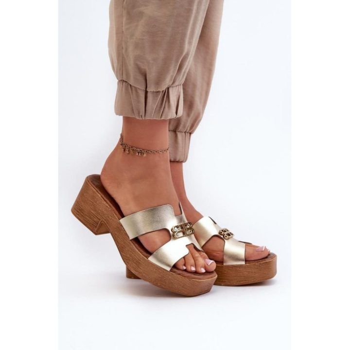 Aukso spalvos basutės su kulnu Step in style