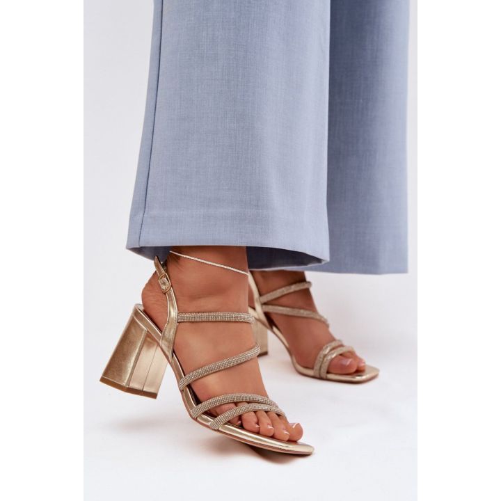 Aukštakulnės basutės su žėrinčiomis juostelėmis Step in style