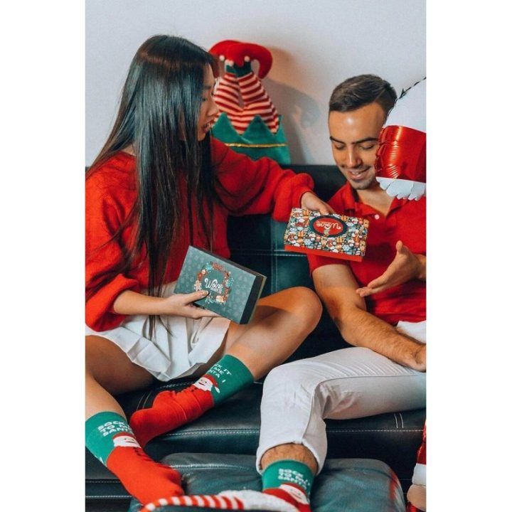 Unisex kalėdinės kojinės dovanų dėžutėje, 2 porų rinkinys su Kalėdų Seneliu ir dryžiais