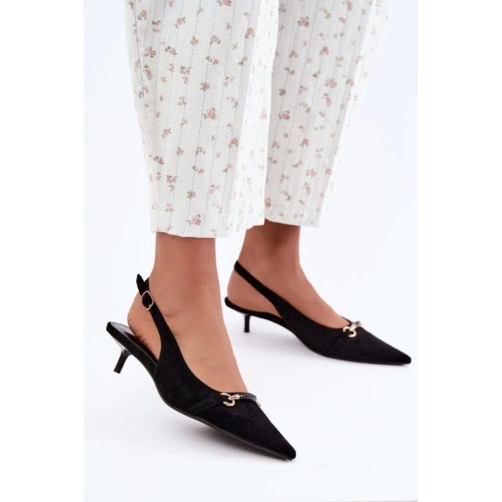 Juodi aukštakulniai bateliai su dekoratyvine detale Step in style