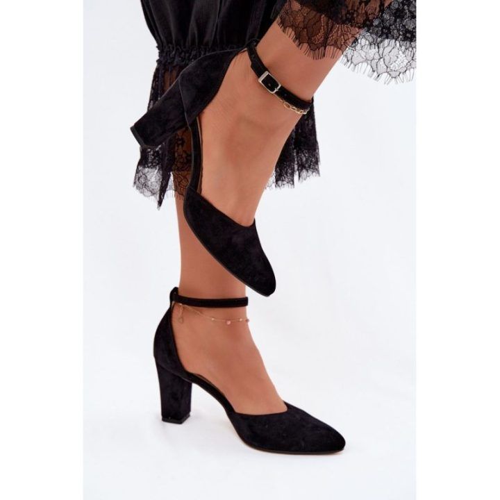 Juodi aukštakulniai bateliai su dirželiu prie čiurnos Step in style